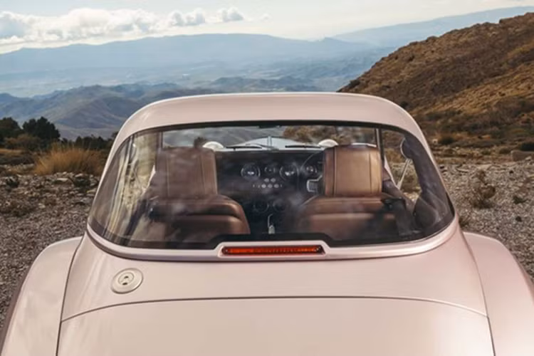 Supersport sử dụng khung gầm nhôm CXV mới, cứng hơn so với khung CX trước đây, kết hợp với hệ thống lái cải tiến và hệ thống treo được thiết kế lại có hành trình dài hơn. Nhờ đó, xe mang lại trải nghiệm lái hấp dẫn, đồng thời vẫn dễ chịu trong sử dụng hàng ngày.