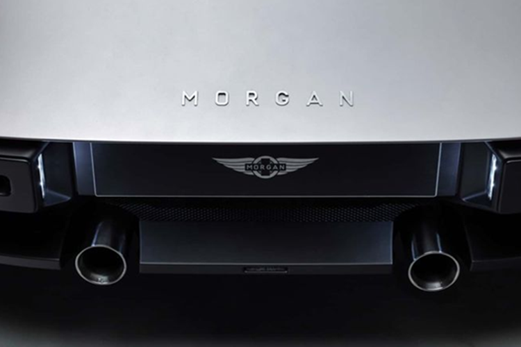 Dù được nâng cấp, xe vẫn giữ trọng lượng nhẹ ấn tượng ở mức 1.170 kg. Dưới nắp ca-pô, Supersport được trang bị động cơ 6 xy-lanh thẳng hàng 3.0 lít tăng áp từ BMW, sản sinh công suất 335 mã lực và mô-men xoắn 369 lb-ft (500 Nm) – tương đương với Plus Six đã ngừng sản xuất.