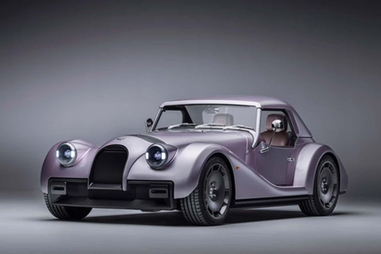 Sức mạnh được truyền đến bánh sau qua hộp số tự động ZF 8 cấp, đảm bảo khả năng vận hành mượt mà và mạnh mẽ. Tại Anh, giá xe Morgan Supersport 2025 khởi điểm từ 85.000 bảng (khoảng 110.000 USD - 2,75 tỷ đồng). Sau khi cộng thuế, giá lăn bánh của mẫu xe này lên tới 105.160 bảng (khoảng 136.000 USD - 3,4 tỷ đồng).