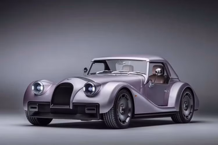 Sức mạnh được truyền đến bánh sau qua hộp số tự động ZF 8 cấp, đảm bảo khả năng vận hành mượt mà và mạnh mẽ. Tại Anh, giá xe Morgan Supersport 2025 khởi điểm từ 85.000 bảng (khoảng 110.000 USD - 2,75 tỷ đồng). Sau khi cộng thuế, giá lăn bánh của mẫu xe này lên tới 105.160 bảng (khoảng 136.000 USD - 3,4 tỷ đồng).