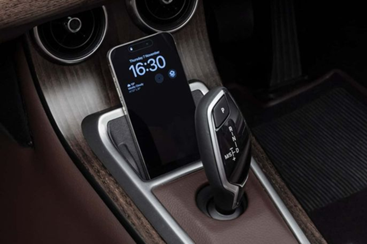 Đúng với truyền thống hơn 100 năm của Morgan, thân xe Supersport được làm từ nhôm, chế tác thủ công trên khung gỗ tần bì. Điểm đáng chú ý là 60% nhôm sử dụng cho thân và khung gầm đến từ vật liệu tái chế, thể hiện nỗ lực của hãng trong việc bảo vệ môi trường mà vẫn giữ được chất lượng cao cấp.