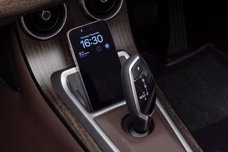 Đúng với truyền thống hơn 100 năm của Morgan, thân xe Supersport được làm từ nhôm, chế tác thủ công trên khung gỗ tần bì. Điểm đáng chú ý là 60% nhôm sử dụng cho thân và khung gầm đến từ vật liệu tái chế, thể hiện nỗ lực của hãng trong việc bảo vệ môi trường mà vẫn giữ được chất lượng cao cấp.