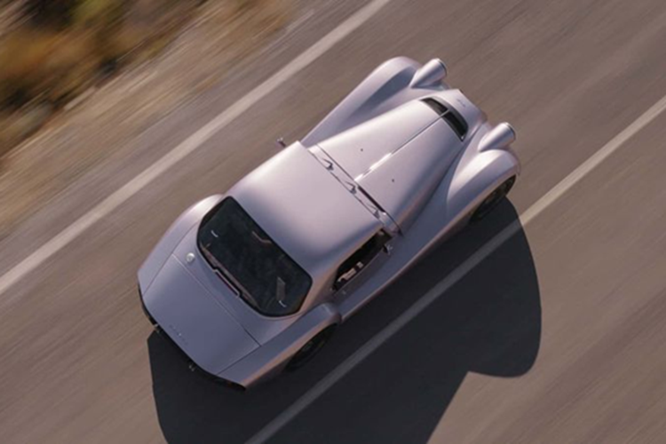 Chắn bùn cong cổ điển ôm sát thân xe thể thao Morgan Supersport, kết hợp với bánh xe Superlite 18 inch tiêu chuẩn. Người dùng có thể nâng cấp lên bánh xe Aerolite 19 inch bằng hợp kim nhôm, vừa tăng tính thẩm mỹ vừa giảm trọng lượng.