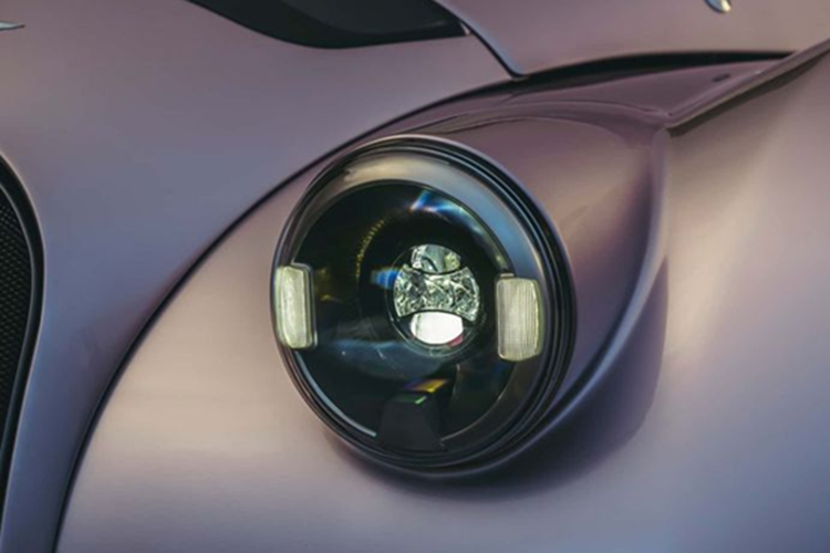 Bên trong, Supersport có nội thất tương tự Plus Six với nhiều tùy chọn bọc da Scotland cao cấp và ốp gỗ sang trọng. Tuy nhiên, Morgan đã cải tiến không gian lưu trữ với khoang để đồ sau ghế, hộp đựng găng tay, cốp xe nhỏ và giá hành lý tùy chọn.