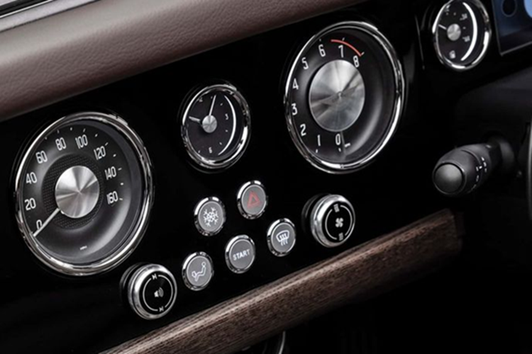 Dù chưa công bố dung tích cụ thể, hãng cho biết cốp xe đủ chỗ chứa túi xách qua đêm và đồ đạc bên hông, phù hợp cho những chuyến đi ngắn ngày. Nội thất còn được nâng cấp với hệ thống âm thanh Sennheiser, sạc không dây trên bảng điều khiển trung tâm và tính năng gọi rảnh tay – những trang bị lần đầu tiên xuất hiện trên một mẫu xe Morgan.