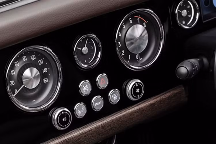 Dù chưa công bố dung tích cụ thể, hãng cho biết cốp xe đủ chỗ chứa túi xách qua đêm và đồ đạc bên hông, phù hợp cho những chuyến đi ngắn ngày. Nội thất còn được nâng cấp với hệ thống âm thanh Sennheiser, sạc không dây trên bảng điều khiển trung tâm và tính năng gọi rảnh tay – những trang bị lần đầu tiên xuất hiện trên một mẫu xe Morgan.