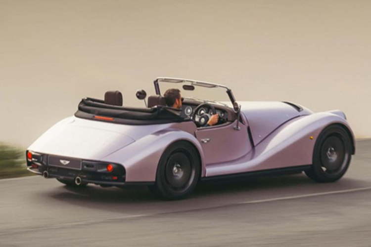 Supersport giữ nguyên dáng vẻ cổ điển quen thuộc của Morgan, nhưng được làm mới để trông gọn gàng và hiệu quả hơn về khí động học. Phần đầu xe nổi bật với cản trước thể thao, đèn pha LED kích thước lớn tích hợp đèn báo rẽ, cùng lưới tản nhiệt hình móng ngựa đặc trưng dẫn đến mui xe dài có khe thoát nhiệt.