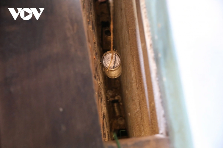 Tài liệu, thư từ bí mật sẽ bỏ vào những chiếc lon cất giữ ở hầm nổi, khi đưa vào hay lấy ra sẽ sử dụng dây cột vào lon