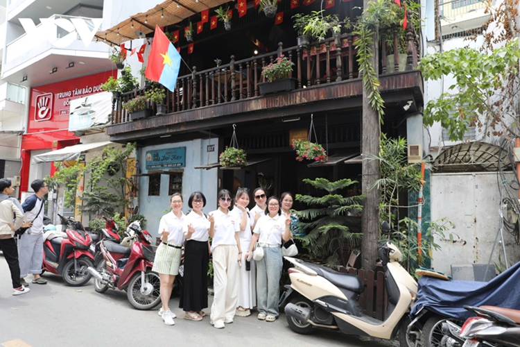 Trong những ngày rộn ràng chuẩn bị đón Lễ kỷ niệm 50 năm ngày Giải phóng miền Nam thống nhất đất nước, quán cà phê Biệt động tấp nập du khách tới tham quan, tìm hiểu về lịch sử.