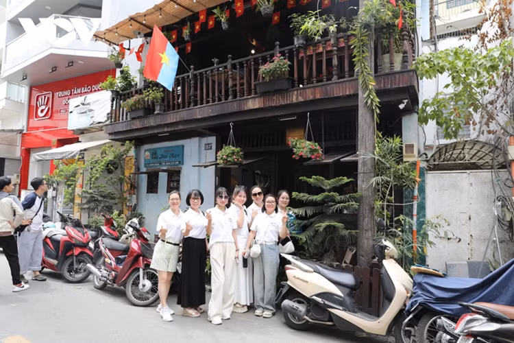 Trong những ngày rộn ràng chuẩn bị đón Lễ kỷ niệm 50 năm ngày Giải phóng miền Nam thống nhất đất nước, quán cà phê Biệt động tấp nập du khách tới tham quan, tìm hiểu về lịch sử.