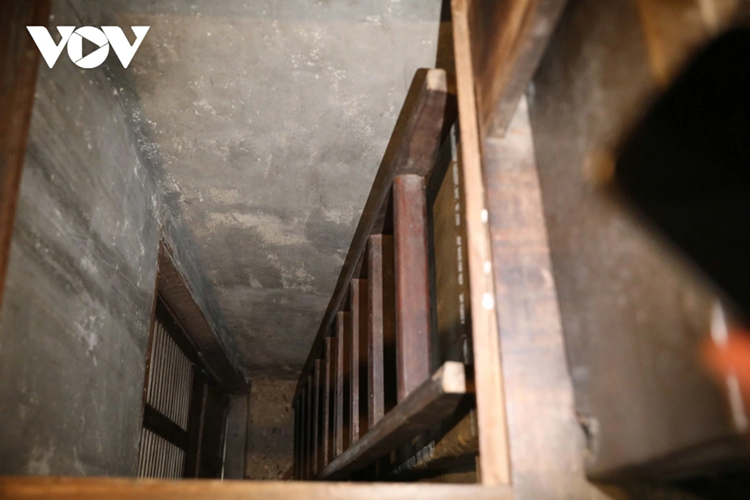 Còn hầm chìm là nơi cất giữ vũ khí cũng là lối ngầm thông với các căn nhà bên cạnh, khi có “động” người trong nhà thoát ra bằng lối ngầm này.