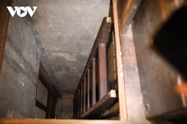 Còn hầm chìm là nơi cất giữ vũ khí cũng là lối ngầm thông với các căn nhà bên cạnh, khi có “động” người trong nhà thoát ra bằng lối ngầm này.