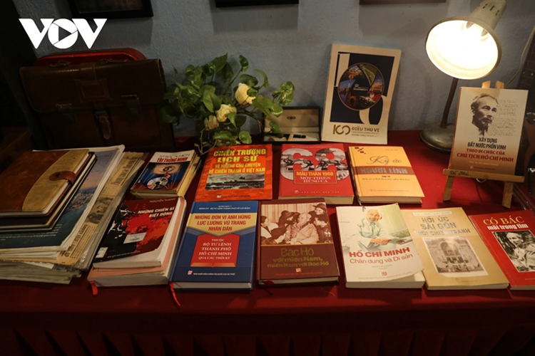 Nhiều tài liệu, sách báo viết về Chủ tịch Hồ Chí Minh và các nhân vật, sự kiện lịch sử được sưu tầm, sắp xếp gọn gàng
