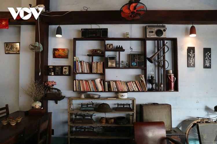 Trong không gian quán, chủ nhà bày trí nhiều hiện vật, chứng tích về lực lượng Biệt động Sài Gòn huyền thoại