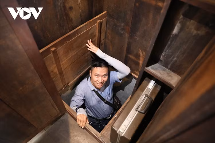 Cửa hầm ngầm chính là đáy chiếc tủ gỗ được ngụy trang, mỗi lần vào ra chỉ cần lật tấm ván gỗ lên