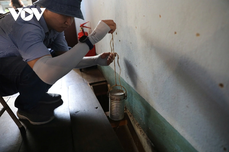 Để đảm bảo bí mật và hoạt động an toàn, căn nhà được thiết kế có hầm nổi và hầm chìm. Hầm nổi là khoảng không gian kẹp giữa vách 2 ngôi nhà, để cất giữ tài liệu, thư từ và đồ dùng bí mật