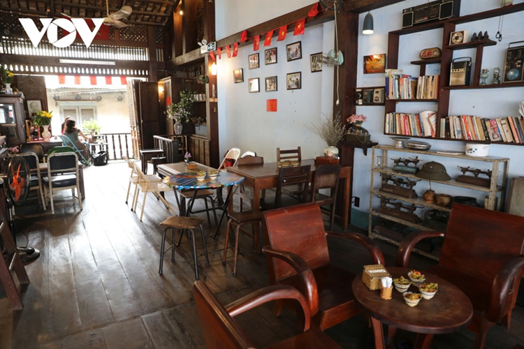 Giữa phố thị náo nhiệt, bước chân vào quán cà phê Đỗ Phủ (số 113A Đặng Dung, phường Tân Định, quận 1) như “xuyên không” tới một thế giới khác, đưa chúng ta trở về với những năm 50 của thế kỷ trước. Trong không gian hoài cổ, mọi đồ vật nhuốm màu thời gian, thực khách được phục vụ ly cà phê vợt thơm nồng, một cách pha chế và thưởng thức cà phê đậm nét văn hóa của người Sài Gòn xưa.