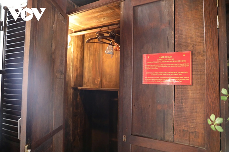 Có một chi tiết đặc biệt, quán cà phê Đỗ Phủ lại nằm ngay bên cạnh nhà ông Ngô Quang Trưởng, Trung tướng quân đội Việt Nam Cộng Hòa và đối diện Cao ốc Đại Hàn thời đó, lính Hàn thường lui tới quán ăn cơm tấm, nên mọi hoạt động đều rất rủi ro. Tuy nhiên, bằng sự cẩn trọng, mưu trí của vợ chồng ông Đỗ Phủ và những cán bộ cách mạng, cơ sở này vẫn an toàn hoạt động cho tới ngày đại thắng 30/04/1975.