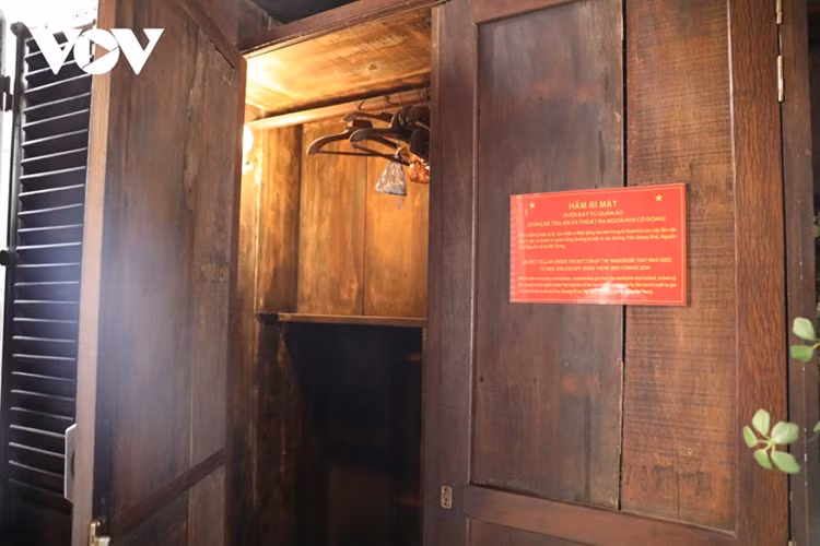 Có một chi tiết đặc biệt, quán cà phê Đỗ Phủ lại nằm ngay bên cạnh nhà ông Ngô Quang Trưởng, Trung tướng quân đội Việt Nam Cộng Hòa và đối diện Cao ốc Đại Hàn thời đó, lính Hàn thường lui tới quán ăn cơm tấm, nên mọi hoạt động đều rất rủi ro. Tuy nhiên, bằng sự cẩn trọng, mưu trí của vợ chồng ông Đỗ Phủ và những cán bộ cách mạng, cơ sở này vẫn an toàn hoạt động cho tới ngày đại thắng 30/04/1975.