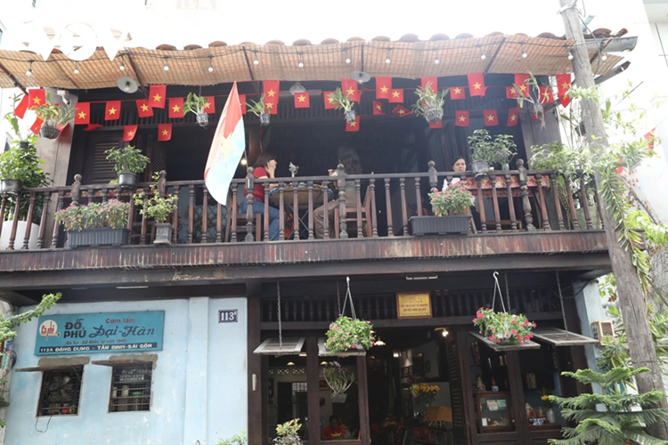 Quán cà phê Đỗ Phủ vốn là một căn nhà gỗ được xây dựng từ năm 1946, là địa điểm kinh doanh cà phê, cơm tấm của vợ chồng ông Đỗ Miễn, một gia đình cách mạng yêu nước. Bề ngoài, đây chỉ là địa chỉ buôn bán ăn uống bình thường nhưng thực chất là nơi cất giữ, chuyển giao thư từ, tài liệu mật, tiền vàng… ra chiến khu. Đồng thời cũng chính là nơi nuôi giấu cán bộ, chiến sĩ Biệt động Sài Gòn.