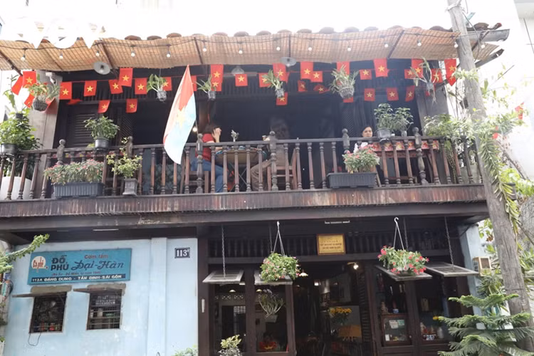 Quán cà phê Đỗ Phủ vốn là một căn nhà gỗ được xây dựng từ năm 1946, là địa điểm kinh doanh cà phê, cơm tấm của vợ chồng ông Đỗ Miễn, một gia đình cách mạng yêu nước. Bề ngoài, đây chỉ là địa chỉ buôn bán ăn uống bình thường nhưng thực chất là nơi cất giữ, chuyển giao thư từ, tài liệu mật, tiền vàng… ra chiến khu. Đồng thời cũng chính là nơi nuôi giấu cán bộ, chiến sĩ Biệt động Sài Gòn.