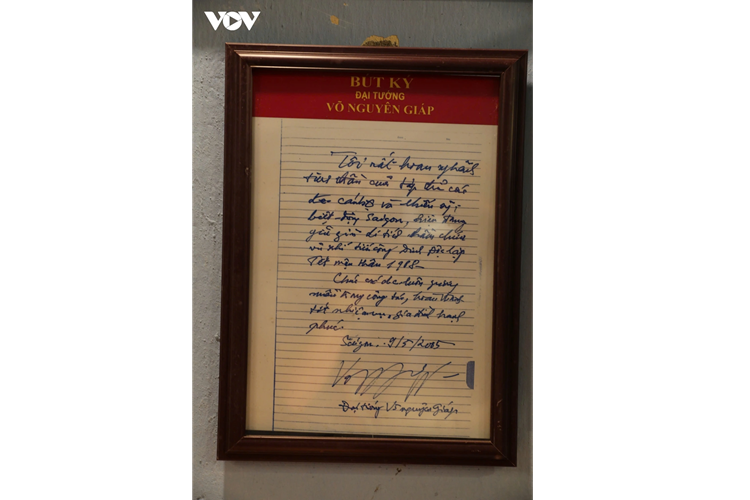 Bút ký của Đại tướng Võ Nguyên Giáp được đóng khung, treo cẩn thận