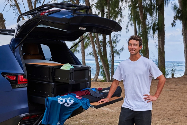 Tuy nhiên nếu LX Surf được phát triển từ các mẫu xe hybrid - LX 700h, trang bị động cơ hybrid V6 twin-turbo dung tích 3.4L, công suất tối đa 464 mã lực và mô-men xoắn cực đại 790 Nm.