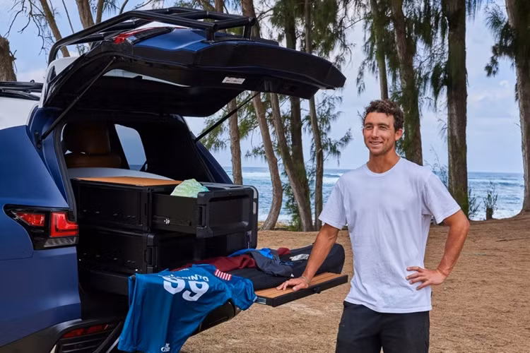 Tuy nhiên nếu LX Surf được phát triển từ các mẫu xe hybrid - LX 700h, trang bị động cơ hybrid V6 twin-turbo dung tích 3.4L, công suất tối đa 464 mã lực và mô-men xoắn cực đại 790 Nm.