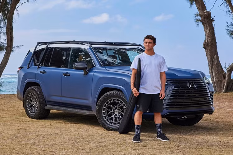 Mẫu xe SUV Lexus LX Surf 2025 mới được trang bị bộ mâm 20 inch kết hợp bộ lốp địa hình 33 inch. Nội thất với cầu hình 2+3 được bọc da cao cấp và ghế màu nâu. Không gian hành lý hướng đến người đam mê bộ môn lướt sóng cùng những dụng cụ hỗ trợ như sàn trượt, ngăn kéo đựng đồ và giá để ván lướt sóng…