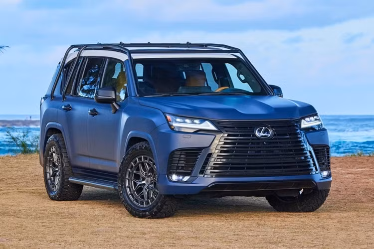 Lexus với vai trò đối tác của Liên đoàn Lướt sóng Thế giới (WSL), đã giới thiệu concept Lexus Surf LX 2025 mới độc đáo dành cho tín đồ của môn thể thao này. Ngoại thất Lexus LX Surf màu xanh nhám và phần nóc sơn màu trắng, đi kèm các chi tiết tương phản. 