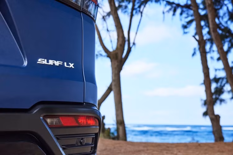 Lexus LX Surf được phát triển từ Lexus LX 600, trang bị khối động cơ V6 twin-turbo 3.4L, sản sinh công suất 415 mã lực và mô-men xoắn 649 Nm; kết hợp với hộp số tự động 10 cấp và hệ dẫn động bốn bánh toàn thời gian.