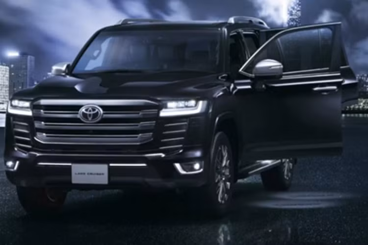 Land Cruiser 300 2025 được bổ sung hệ thống phanh tự động camera hành trình và nâng cấp hệ thống bảo mật mạng nội bộ. Land Cruiser 300 hiện là một trong những mẫu xe bị trộm nhiều nhất tại Nhật Bản.