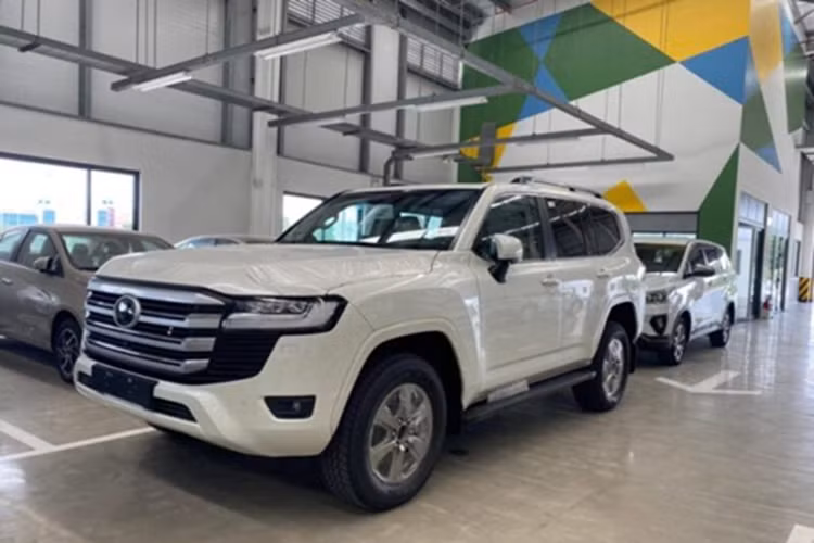 Để đối phó với vấn đề này, Toyota còn tích hợp loạt công nghệ bảo mật tiên tiến như: "My Car Start Lock", cho phép người dùng khóa động cơ từ xa thông qua smartphone, ngăn chặn khả năng xe bị đánh cắp ngay cả khi chìa khóa thông minh bị sao chép.