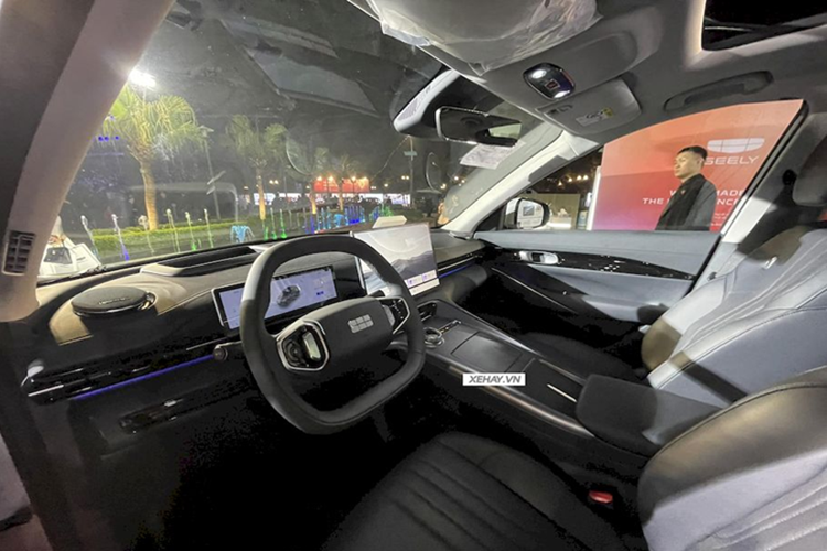 Đèn pha và đèn DRL nằm trong cùng một loại đèn, có thiết kế đẹp mắt nằm dưới mui xe. Xe còn đi kèm dải đèn LED hình chữ J nằm gần khe hút gió trên cản trước. Nhìn ngang hông xe, Geely EX5 được thiết kế đường gân bên, đi kèm tay nắm cửa dạng ẩn nhằm làm tăng thêm tính khí động học cho xe.