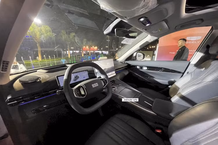 Đèn pha và đèn DRL nằm trong cùng một loại đèn, có thiết kế đẹp mắt nằm dưới mui xe. Xe còn đi kèm dải đèn LED hình chữ J nằm gần khe hút gió trên cản trước. Nhìn ngang hông xe, Geely EX5 được thiết kế đường gân bên, đi kèm tay nắm cửa dạng ẩn nhằm làm tăng thêm tính khí động học cho xe.