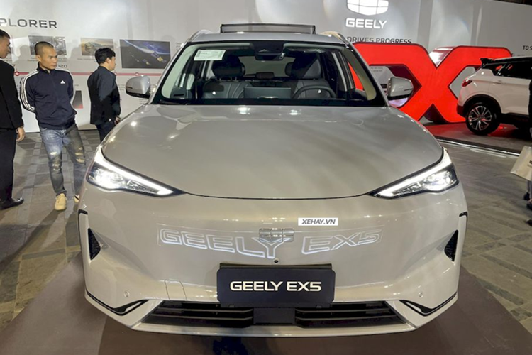 Trong sự kiện ra mắt thương hiệu xe hơi Geely ngày 21/3, hãng ôtô Trung Quốc hé lộ mẫu xe điện EX5 mới cho thị trường Việt Nam. Hiện giá xe Geely EX5 2025 vẫn chưa được công bố. Tuy nhiên theo thông tin từ nhà phân phối Tasco Auto, mẫu xe này sẽ có giá dao động từ 750 - 850 triệu đồng.