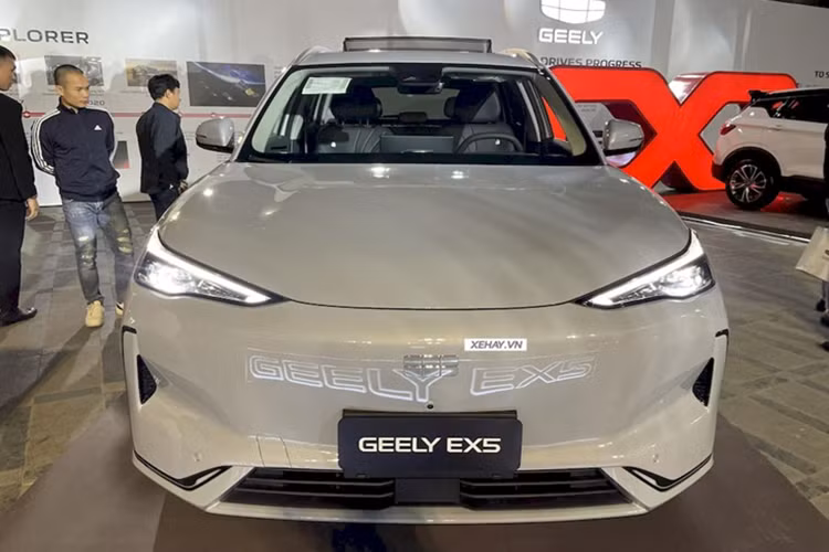 Trong sự kiện ra mắt thương hiệu xe hơi Geely ngày 21/3, hãng ôtô Trung Quốc hé lộ mẫu xe điện EX5 mới cho thị trường Việt Nam. Hiện giá xe Geely EX5 2025 vẫn chưa được công bố. Tuy nhiên theo thông tin từ nhà phân phối Tasco Auto, mẫu xe này sẽ có giá dao động từ 750 - 850 triệu đồng.