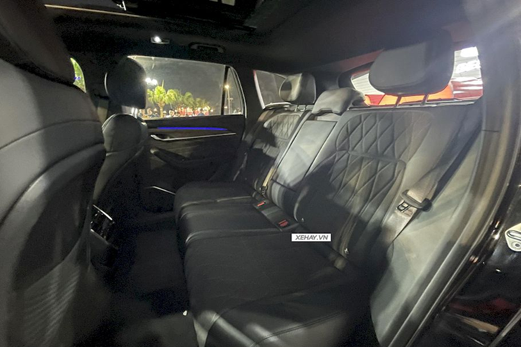 Bên trong cabin, Geely EX5 có phong cách thiết kế tối giản, trang nhã. Xe được trang bị bảng đồng hồ Full LCD 10,2 inch, đặt phía sau vô lăng đa chức năng điều chỉnh 4 hướng cùng màn hình điều khiển trung tâm dạng nổi lớn 15,4 inch với độ phân giải lên tới 2,5K, kết nối Apple CarPlay, đi kèm với hệ thống kết nối CarbitLink.