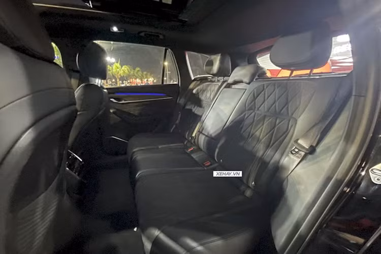 Bên trong cabin, Geely EX5 có phong cách thiết kế tối giản, trang nhã. Xe được trang bị bảng đồng hồ Full LCD 10,2 inch, đặt phía sau vô lăng đa chức năng điều chỉnh 4 hướng cùng màn hình điều khiển trung tâm dạng nổi lớn 15,4 inch với độ phân giải lên tới 2,5K, kết nối Apple CarPlay, đi kèm với hệ thống kết nối CarbitLink.