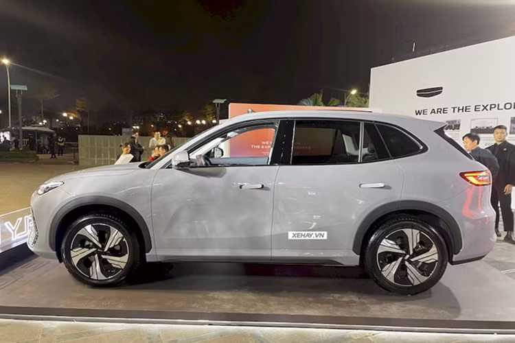 Đây cũng là mẫu xe đầu tiên của Geely được phát triển trên nền tảng Global Intelligent New Energy Architecture (GEA) - nền tảng xe điện tiên tiến của hãng. Về thiết kế, “khuôn mặt” của Geely EX5 gây ấn tượng với lưới tản nhiệt dạng ma trận.