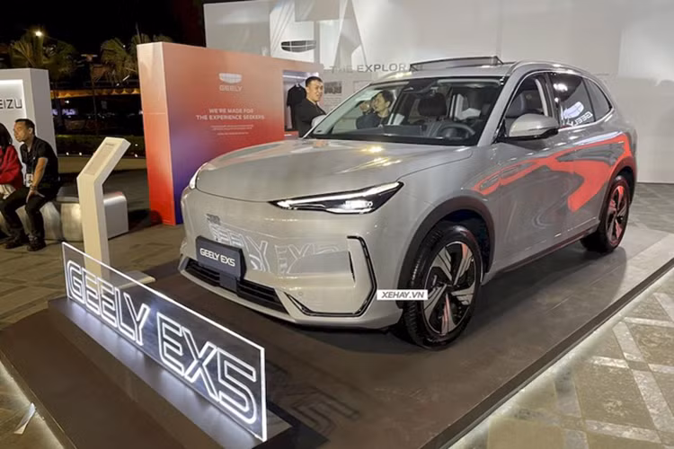 Mẫu gầm cao Geely EX5 2025 chạy điện có chiều dài x rộng x cao lần lượt là 4.615 x 1.901 x 1.670 mm và chiều dài cơ sở 2.750 mm. Với kích thước này, Geely EX5 được định vị “chung mâm” với Honda CR-V, Mazda CX-5.