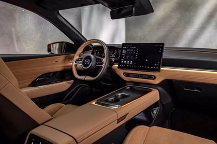 Qua tay người nghệ sĩ này, Mazda3 như được lột xác thành một dòng xe mới, cao cấp hơn. Phần đầu xe được lấy cảm hứng từ bản dựng của mẫu CX-5 thế hệ tiếp theo, dự kiến ra mắt vào cuối năm 2025 với cụm đèn pha LED sắc nét bao quanh lưới tản nhiệt, kết hợp với cản trước và sau thể thao khỏe khoắn hơn.