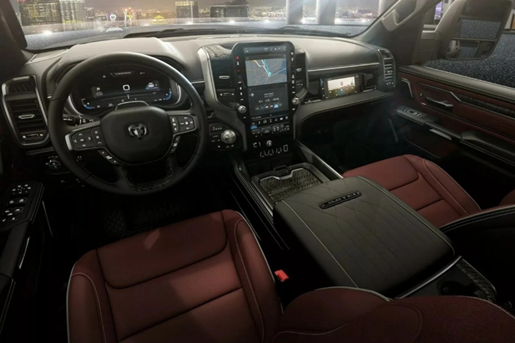 Ram trang bị gói pin 92 kWh và động cơ V6 dung tích 3.6L hoạt động như máy phát điện, cung cấp năng lượng cho motor điện hoạt động.