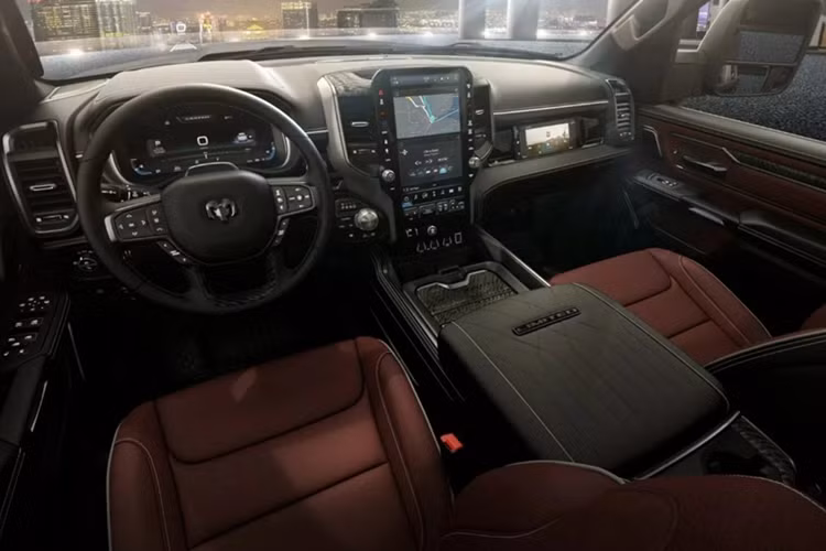 Ram trang bị gói pin 92 kWh và động cơ V6 dung tích 3.6L hoạt động như máy phát điện, cung cấp năng lượng cho motor điện hoạt động.