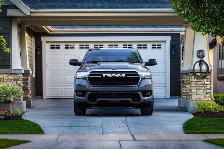 Bán tải Ram 1500 Ramcharger 2026 trang bị dẫn động 4 bánh với 2 mô tơ đặt trước sau đã giảm công suất từ 663 mã lực còn 654 mã lực. Mô-men xoắn ở mức 833 Nm và khả năng tăng tốc từ 0-100 km/h trong 4,5 giây (chậm hơn trước 4,4 giây).