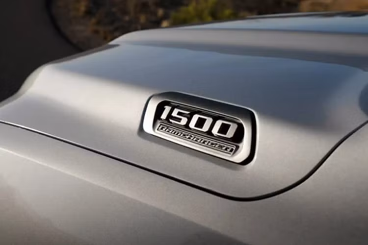 Nội thất của bán tải 1500 Ramcharger trang bị đồng hồ kỹ thuật số 12,3 inch sau vô lăng, màn hình giải trí trung tâm kích thước 12 inch hoặc 14,5 inch.