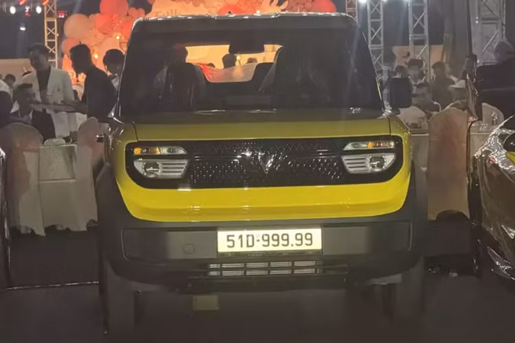 Và ở lần thứ 3 là 4,13 tỷ đồng, trúng đấu giá vào ngày 12/11/2024, biển số này là xe tải, xe bán tải, tức dòng xe như VinFast VF3 không thể được đăng ký. Dù vậy, việc chiếc biển số 51D-999.99 đắt gấp 18 lần VinFast VF3 được gắn vào chiếc xe điện đã thu hút sự quan tâm.