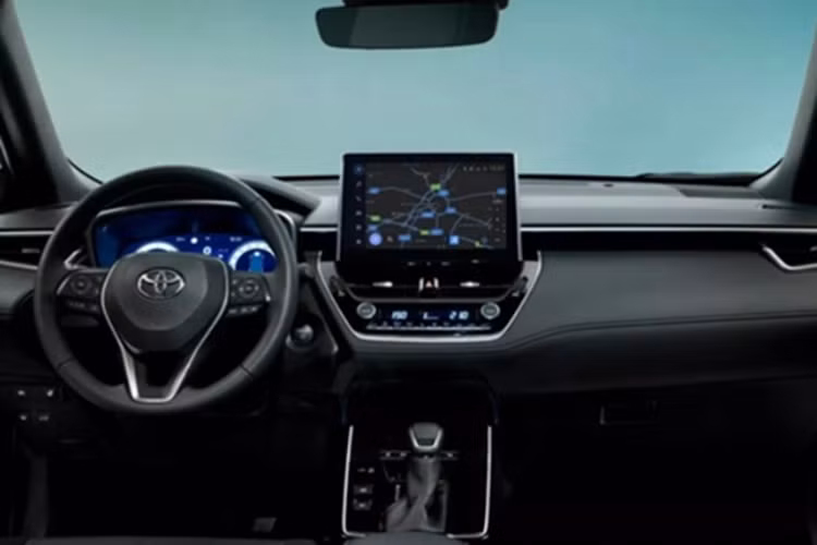 Về mặt kỹ thuật, GR Sport không thay đổi động cơ nhưng được hạ thấp hệ thống treo 10 mm và tinh chỉnh để cải thiện khả năng xử lý.