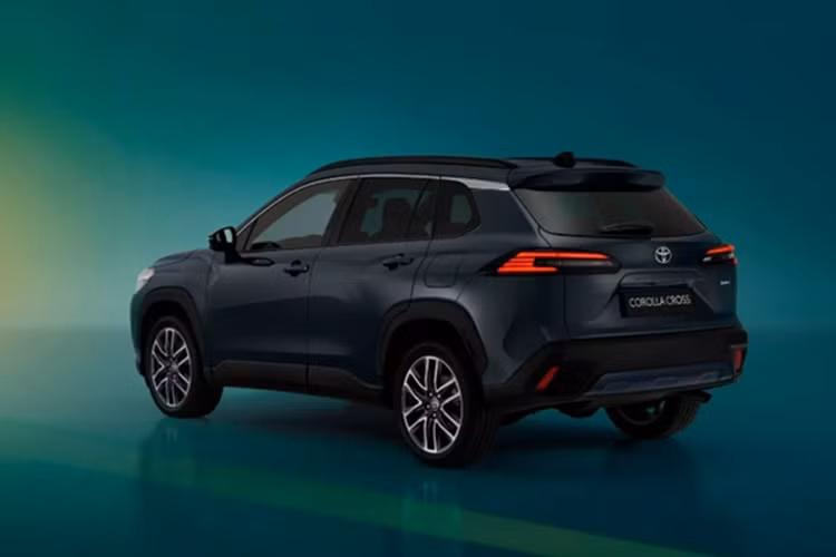 Trong khi đó, bản hybrid 200 lại là sự kết hợp của động cơ 2.0L với mô-tơ điện cho tổng công suất lên 194 mã lực. Cả hai cấu hình đều hướng đến sự kết hợp giữa hiệu quả tiêu hao nhiên liệu và trải nghiệm vận hành mượt mà. Mức giá xe Toyota Corolla Cross 2026 hiện chưa công bố.