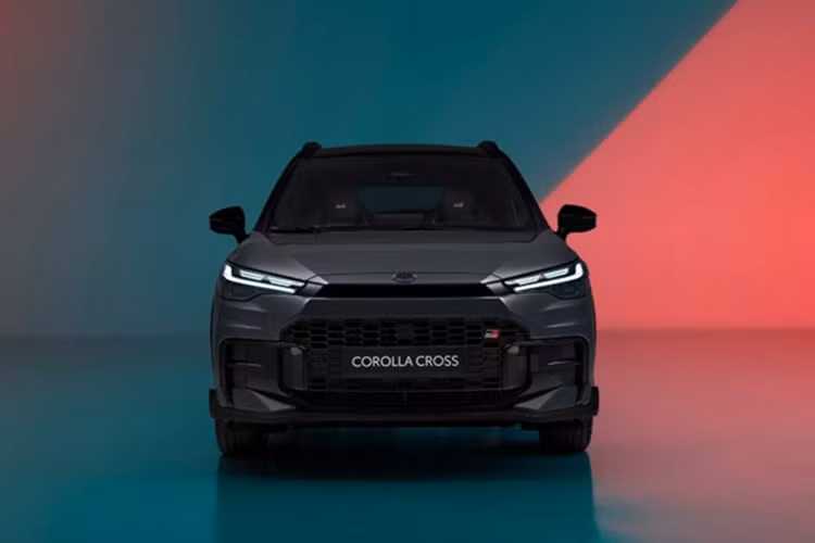 Xe được trang bị bộ mâm hợp kim 18 inch có thiết kế mới, góp phần làm mới tổng thể ngoại hình. Không gian bên trong mẫu xe SUV Toyota Corolla Cross 2026 cũng được cải tiến đáng kể. Trung tâm bảng táp-lô là màn hình giải trí 10,5 inch đi kèm cụm đồng hồ kỹ thuật số 12,3 inch.